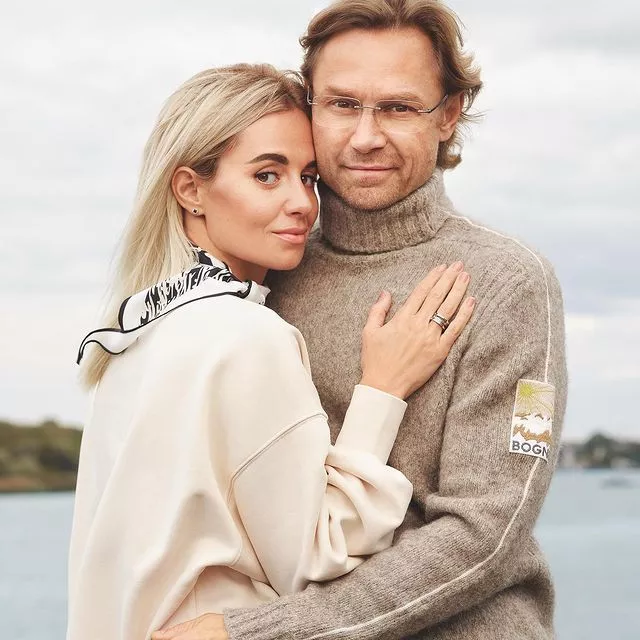 Тренер сборной России по футболу Валерий Карпин пригласил HELLO! к себе домой в Ростов-на-Дону, чтобы познакомить со своей главной командой — женой Дарьей и детьми ⚽️⠀Читайте интервью по ссылке в описании профиля👉🏻 @hello__ru #hello_ru #hello_russia @bogner.official ⠀Фото: @vladimirvasilchikovСтиль: @smirnskaya.gala