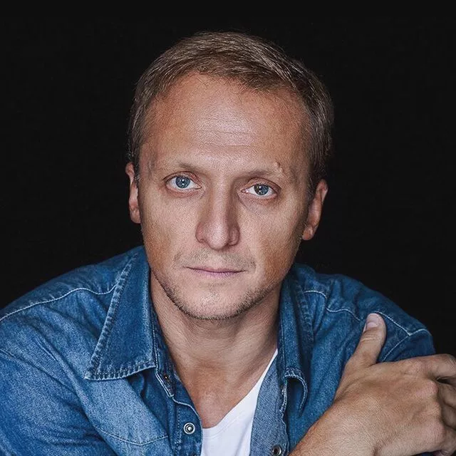 Владимир Мишуков: «Я — чувствительный элемент, слушаю музыку Канье Уэста и плачу». ⠀О красоте и сексе, современном искусстве и супе буйабес, своем «солнечном» сыне Платоне и мужских обязанностях Владимир рассказал в интервью HELLO.RU. Читайте по ссылке в описании👉🏻 @hello__ru #hello_ru #hello_russia