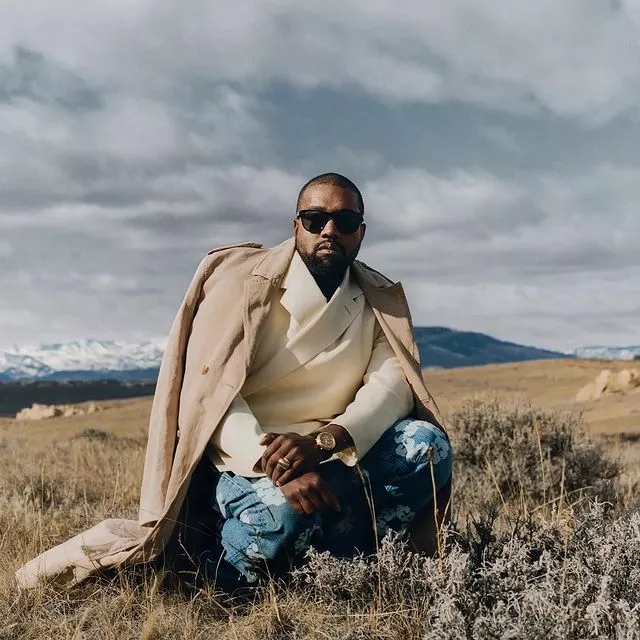 Канье Уэст продает Ранчо Монстров в Вайоминге за 11 миллионов долларов 🏡Участок в полторы тысячи гектаров, который рэпер выставил на продажу, состоит из восьми домов. На его территории есть два озера, ресторан, конференц-залы, несколько конюшен и загонов для лошадей. Больше подробностей и фото — по ссылке в описании👉🏻 @hello__ru #hello_ru #hello_russia