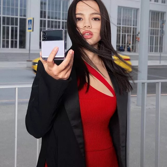 19-летняя Валя Карнавал, — это не просто смешная тиктокерша с 20 миллионами подписчиков и амбициями певицы. Это настоящее явление — пожалуй, одно из самых ярких в этом году в России 🌟  Она успела попасть в рейтинг самых высокооплачиваемых тиктокеров по версии Forbes, снялась в клипе Басты, стала ведущей шоу на СТС, снимается в сериалах, написала книгу и сняла первый в России клип в прямом эфире на телефон Samsung Galaxy Z Flip3. О том, как ей удалось буквально за год превратиться в одну из самых популярных девушек страны читайте по ссылке в описании👉🏻 @hello__ru #hello_ru #hello_russia  Текст: @namochil_mantu Фото: @sahafavorov Стиль: @elya_gaevskaya Мейкап: @Abrunova Прическа: @eugeny_zubov @Oribe Продюсер: @olga_zakatova Ассистент стилиста: @grishel_prohort Ассистент продюсера: @sonya.rst  Выражаем благодарность @gipsy_huipsy, @2ges2, @the_best_positive_energy_ за помощь в организации съёмки