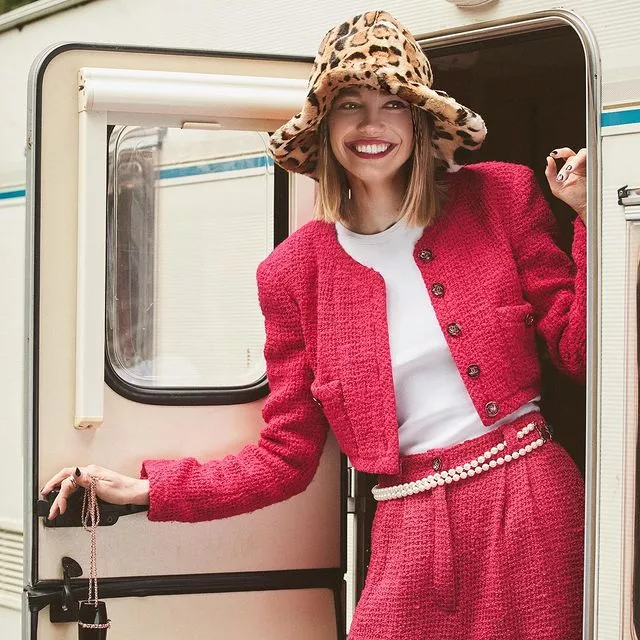 Актриса кино и театра «Мастерская Брусникина» Марина Васильева встречает осень громкой премьерой — картиной Романа Васьянова «Общага» — и образами из сезонной коллекции Chanel 🍁⠀О работе над картиной, жиз­ни в общежитии и любви к котикам ак­триса рассказала в интервью HELLO! — читайте по ссылке в описании👉🏻 @hello__ru #hello_ru #hello_russia @chanelofficial @chanel.beauty #cococrush⠀Продюсер, текст: @fedyuninsФото: @shoodimaСтиль: @kyklamashaМакияж: @ernest_muntaniol/@chanel.beautyПрически: @nikita_brinyuk/@leonidromanovhair @lorealproАссистент стилиста: @alinsalimova⠀Благодарим @cafe_siren за помощь в организации съемки