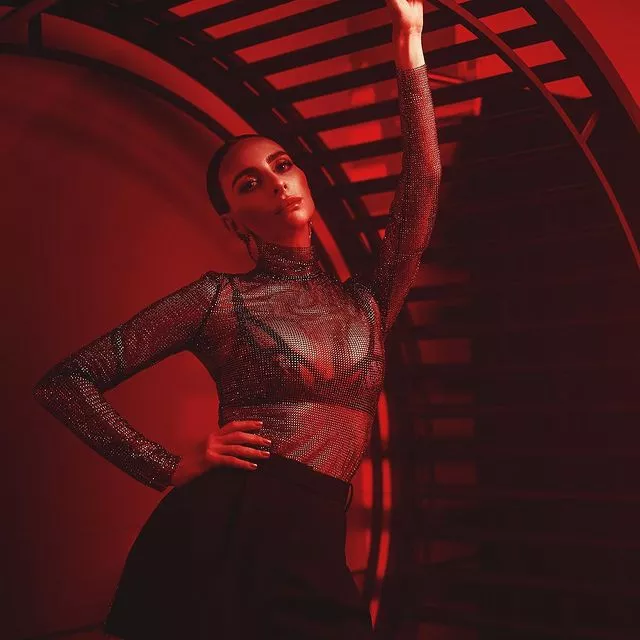 В октябре Екатерина Варнава дебютировала в новом шоу «Абсолютно нага», которое будет идти на сцене московского театра Crave 💔⠀Мы встретились накануне премьеры и поговорили о трансформациях, которые знакомы каждой и которых Екатерине не удалось избежать. О кризисе, феминизме и границах откровенности читайте по ссылке в описании👉🏻 @hello__ru #hello_ru #hello_russia⠀Текст: @marina_savelieva_Фотограф: @alexkolpaСтилист: @chuchulaВизажист: @eugenia_lenzПродюсер: @olga_zakatovaАссистент продюсера: @sonya.rstАссистент стилиста: @sad_shishkina⠀Благодарим за помощь в организации съемки театр @cravemoscow