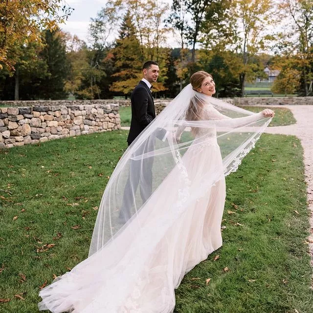 Старшая дочь основателя Microsoft Билла Гейтса, 25-летняя Дженнифер, вышла замуж за своего возлюбленного — 30-летнего египетского бизнесмена Найэла Нассара 👰🏼‍♀️🤵🏽Два платья Vera Wang, 300 гостей и 2 миллиона долларов. Больше подробностей — по ссылке в профиле 👉🏻 @hello__ru #hello_ru #hello_russia