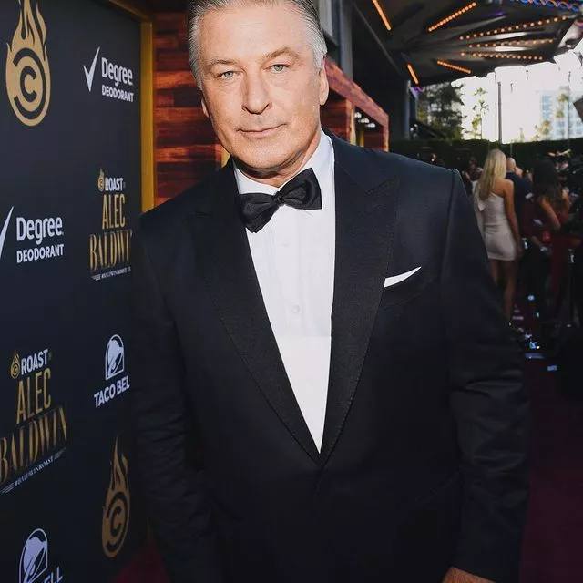 Алек Болдуин случайно убил оператора и тяжело ранил режиссера на съемках фильма «Ржавчина». ⠀Читайте подробности по ссылке в описании👉🏻 @hello__ru #hello_ru #hello_russia