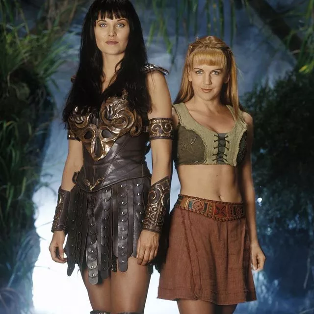 25 лет назад на экраны вышел самый феминистский и один из самых захватывающих сериалов 90-х — «Зена — королева воинов» 🎬⠀Зена появилась в одной из серий сериала «Удивительные странствия Геракла», но так понравилась зрителям, что продюсеры решили сделать про королеву воинов отдельный проект. Рассказываем, чем сейчас занимаются любимые герои — по ссылке в профиле👉🏻 @hello__ru #hello_ru #hello_russia