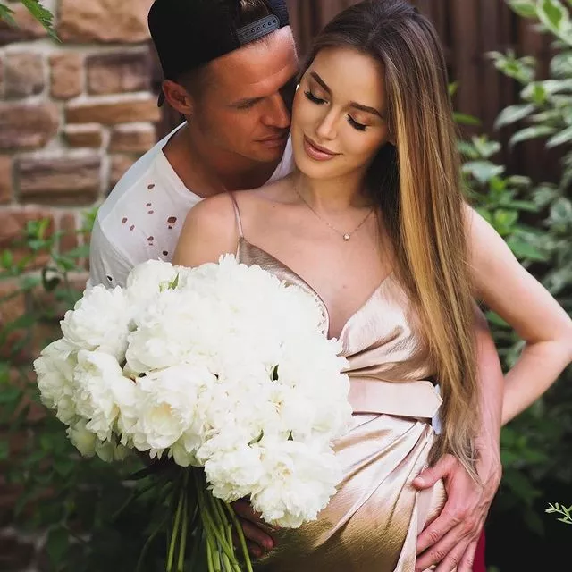 Дмитрий Тарасов и Анастасия Костенко в третий раз стали родителями. У пары родился сын, которого назвали Алексей. Поздравляем! 🤍Больше подробностей по ссылке в профиле👉🏻 @hello__ru #hello_ru #hello_russia