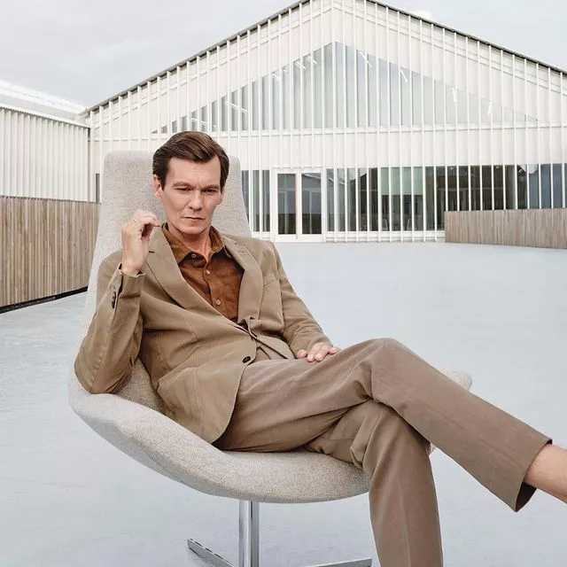 Филипп Янковский: «В самые важные моменты жизни я ощущаю присутствие отца почти физически» ✨Премьеры, награды, восторженная критика и влюбленная публика — в начале сезона судьба раскатывает перед актером красную дорожку повышенного внимания и успеха. Но главным в своей жизни он считает совсем другое. Читайте интервью Филиппа Янковского HELLO! по ссылке в описании👉🏻 @hello__ru #hello_ru #hello_russiaФото: Эрик ПановТекст: Нина Суслович/HELLO!Стиль: Елена ЗвереваМейкап/прическа: Анастасия ВавинаПродюсер: Ольга ЗакатоваАссистент фотографа: Александр ЛосевскийАссистент стилиста: Алина Усова Ассистент продюсера: София РасторгуеваБлагодарим Сколковский институт науки и технологий за помощь в организации съемки.