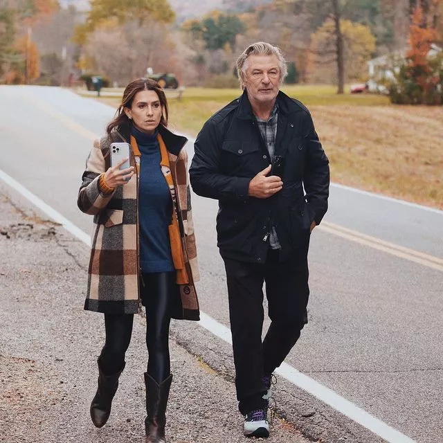 «Она была мне другом»: Алек Болдуин впервые лично рассказал журналистам о Галине Хатчинс. ⠀Первое интервью актера после трагедии — по ссылке в профиле👉🏻 @hello__ru #hello_ru #hello_russia