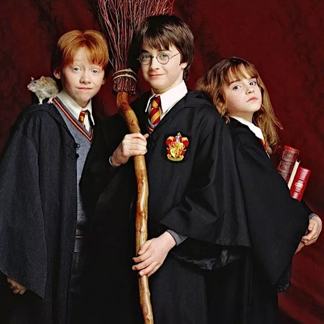 В это сложно поверить, но первый фильм о мальчике-волшебнике «Гарри Поттер и философский камень» вышел в прокат ровно 20 лет назад — 4 ноября 2001 года 🪄✨⠀Что стало с любимыми героями за два десятилетия — рассказываем по ссылке в описании👉🏻 @hello__ru #hello_ru #hello_russia