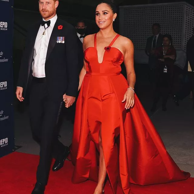 Меган Маркл — самая яркая дама на гала-концерте  минувшим вечером в Нью-Йорке. Как вам?⠀Герцогиня появилась на красной дорожке в алом платье Carolina Herrera с глубоким декольте и разрезом. Образ Меган дополнила бриллиантовыми серьгами и браслетом, который принадлежал принцессе Диане, не забыв при этом надеть брошь в виде красного мака, которая считается символом Дня павших в Великобритании.Больше подробностей — по ссылке в описании👉🏻@hello__ru #hello_ru #hello_russia