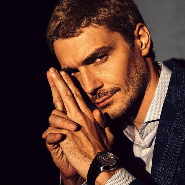 Максим Матвеев принял участие в ироничной фотосессии, вдохновленной выходом нового фильма о Джеймсе Бонде и рассказал HELLO! о реальной жизни неидеального героя, повседневной психотерапии и о том, как на самом деле можно спасти мир 💫⠀Читайте интервью по ссылке в описании👉🏻 @hello__ru #hello_ru #hello_russiaФото: Георгий Кардава @elguapoworld Текст: Ирина Попович Стиль: Екатерина Мельникова Мейк-ап и причёска: Алина Славина Сет-дизайн: Эля Стреженюк @elyastrezhenyukПродюсер: Ольга Закатова @olga__zakatovaАссистент фотографа: Марк Торпан @mark_torpanАссистент стилиста: Марк-Отто Райцес Ассистенты сет-дизайнера: Максим Коробенков @max_cormac, Александр Иванов @ivanov.one Ассистент продюсера: София Расторгуева @sonya.rst