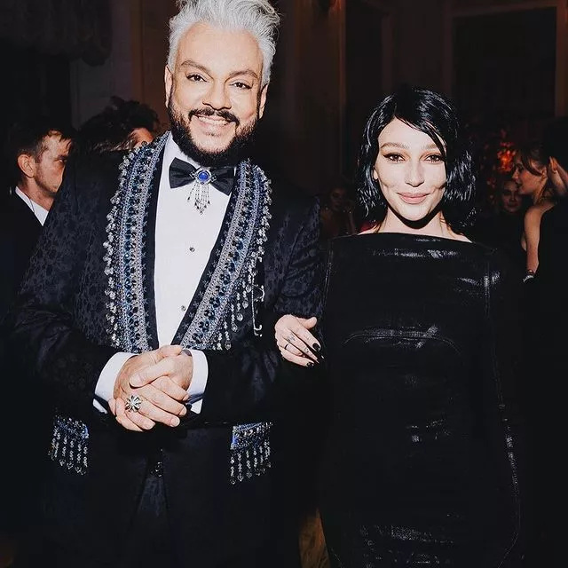 Вчера вечером в Доме Пашкова прошел 10-й юбилейный Бал дебютанток Tatler 💫⠀О том, как светской Москве представили подросших дочерей Олега Табакова, Евгения Цыганова и Нателлы Крапивиной — читайте по ссылке в описании👉🏻 @hello__ru #hello_ru #hello_russia