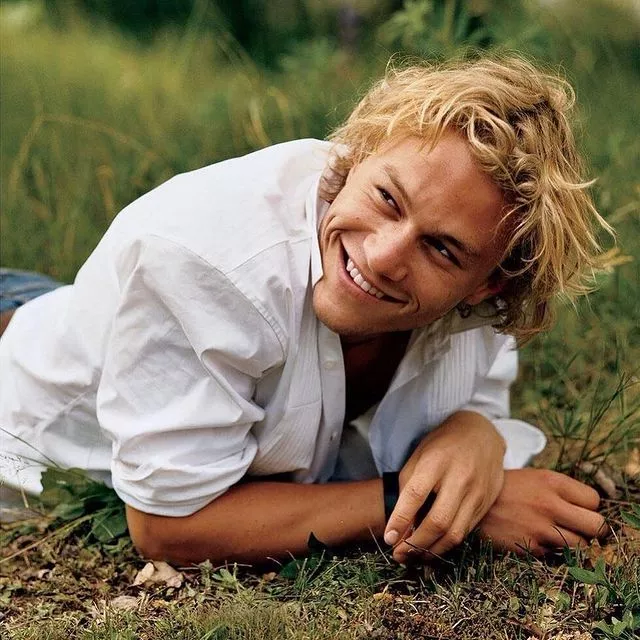 Вчера с молотка ушла квартира, а точнее, практически целый дом в одном из престижнейших районов в Нью-Йорке, в которой жил и умер Хит Леджер.⠀Экскурсия по пентхаусу актера, который неизвестный купил за рекордные 48 миллионов долларов — по ссылке в описании👉🏻 @hello__ru #hello_ru #hello_russia⠀📷: Bruce Weber