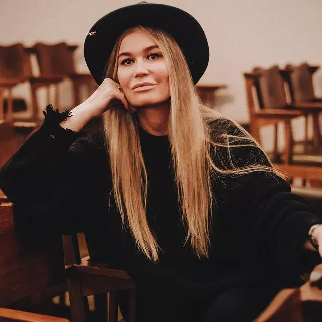 Уже сегодня на КиноПоиске стартует второй сезон сериала «Беспринципные» 🎬На Патриках, где разворачиваются все события, главные герои продолжают любить и изменять, зарабатывать и транжирить, уходить в загул и искать просветления.⠀Как будет складываться жизнь жены генерала Валентины Хадяковой, нам рассказала актриса Кристина Бабушкина. Читайте интерьвю с актрисой по ссылке в описании👉🏻 @hello__ru #hello_ru #hello_russia