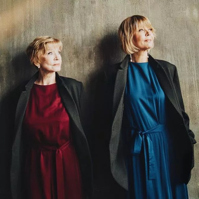 Вчера в России отметили День матери. Этот праздник стал еще одним поводом признаться в любви своим мамам и сказать им теплые слова 🥰Больше трогательных фото звезд со своими мамами и детьми смотрите в нашей подборке по ссылке в профиле👉🏻 @hello__ru #hello_ru #hello_russia