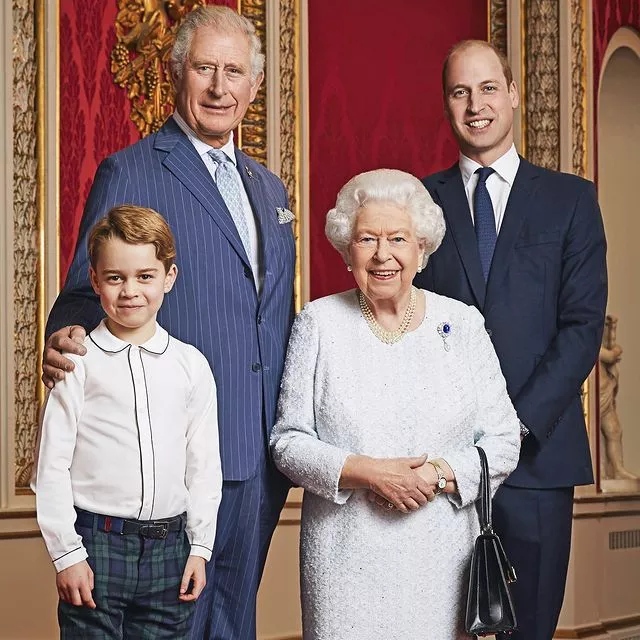 В Великобритании начался процесс передачи власти от королевы Елизаветы II к ее сыну принцу Чарльзу 👑⠀Кто унаследует Британскую корону после ухода королевы — читайте по ссылке в профиле👉🏻 @hello__ru #hello_ru #hello_russia