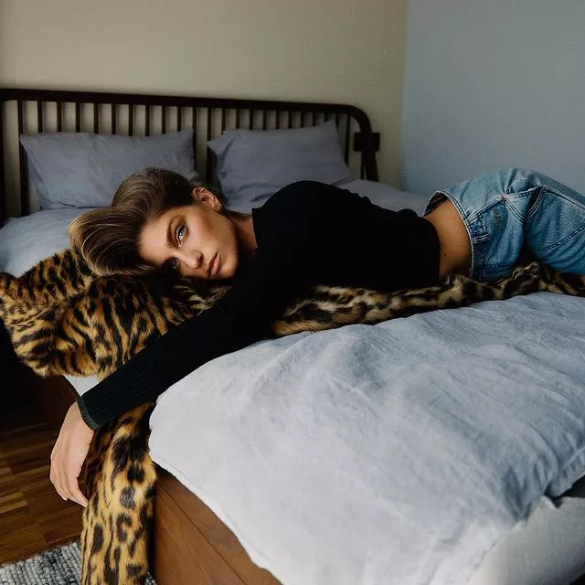 Для Нино Нинидзе не стоит выбор между кино и музыкой: она не боится самовыражаться в разных творческих сферах. Быть может поэтому Нино нарасхват: в 2022 году свет увидит сразу несколько ее актерских и певческих проектов ⭐️⠀Об этом и многом другом в интервью Нино Нинидзе HELLO! 👉🏻@hello__ru #hello_ru #hello_russia @start.ru ⠀Интервью, продюсирование: @fedyuninsФото: @irinavorotyntsevaСтиль: @kyklamashaМакияж: @kirillova.nastasia @armanibeautyПрически: @oksy33 @wellahair_ru @vinokurovstudiomoscow Ассистент фотографа: @malinov00 Ассистент стилиста: @habib_._._ Локация: @narkomfin__apartment