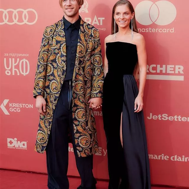 «Я был влюблен, а она — нет»: Иван Дорн впервые о знакомстве и романе с женой Анастасией, детях и любви ❤️⠀Украинский певец дал новое большое интервью и рассказал о своей жене Анастасии Новиковой, с которой вместе уже 14 лет. Читайте по ссылке в описании👉🏻 @hello__ru #hello_ru #hello_russia