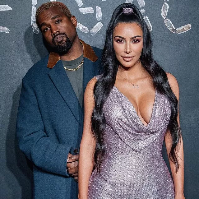 Теперь соседи: Канье Уэст купил старый дом через дорогу от Ким Кардашьян. По словам риелторов, Канье так хотел заполучить недвижимость, что заплатил владельцам на 421 тысячу долларов больше запрашиваемой цены 🏠⠀Экскурсия по новому дому рэпера — по ссылке в профиле👉🏻 @hello__ru #hello_ru #hello_russia