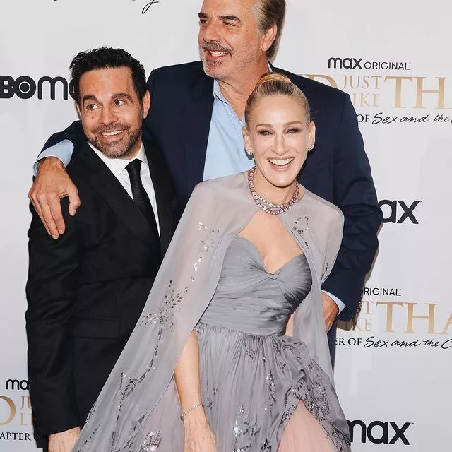 После многочисленных обвинений Криса Нота в домогательствах и изнасилованиях из финальной серии продолжения «Секса в большом городе» вырезали сцену с участием актера⚡️⠀Создатели сериала решили, что этот эпизод не имеет большого значения. Больше подробностей — по ссылке в описании👉🏻 @hello__ru #hello_ru #hello_russia