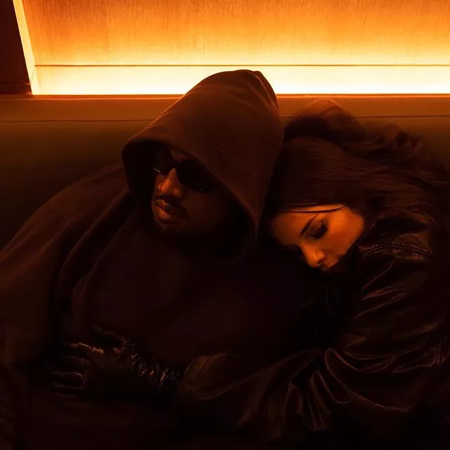 Канье Уэст и Джулия Фокс официально вместе! ❤️⠀Рэпер и актриса снялись в первой совместной фотосессии, а Джулия рассказала об их знакомстве и зарождении романа в авторской колонке для журнала Interview. Больше подробностей читайте по ссылке в описании👉🏻 @hello__ru #hello_ru #hello_russia