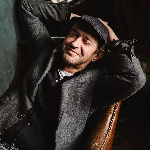 11 января Константину Хабенскому исполнилось 50 лет. По этому случаю собрали самые интересные цитаты об имениннике из книги его матери Татьяны Хабенской «Мой адмирал» 💫⠀О детстве актера, благотворительности и первой любви читайте по ссылке в описании👉🏻 @hello__ru #hello_ru #hello_russia