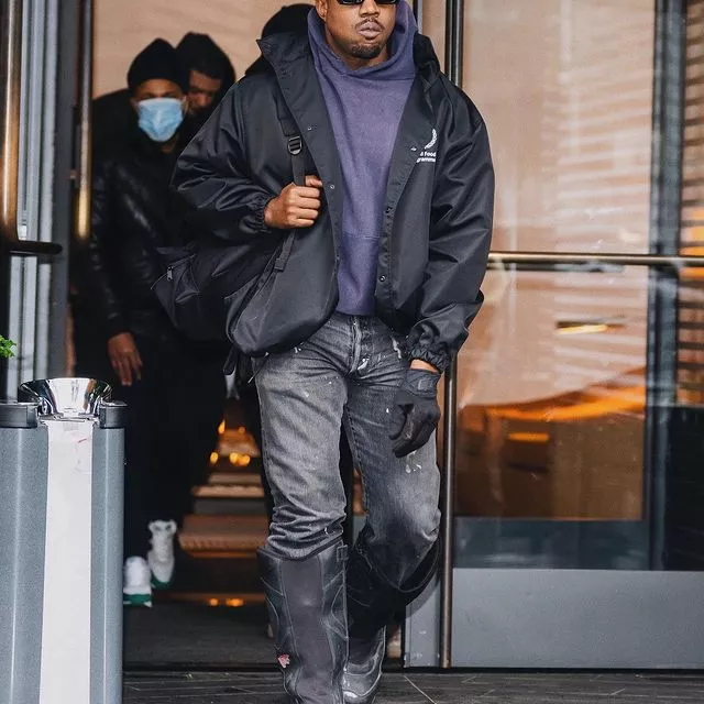 Канье Уэсту грозит до шести месяцев тюрьмы за избиение фаната после просьбы об автографе и попытки сделать фото. Полиция начала расследование ⚡️⠀Больше подробностей и видео с места событий — по ссылке в описании👉🏻 @hello__ru #hello_ru #hello_russia