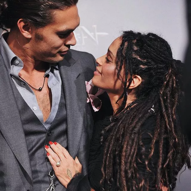 Тихий океан, 12 лет и 36 сантиметров – что только не разделяло Джейсона Момоа и Лизу Боне, но вместе они прожили 16 лет. Со вчерашнего дня на одну яркую пару в Голливуде стало меньше 💔💔История любви Джейсона и Лизы длиною в 16 лет в 16 фотографиях — по ссылке в описании👉🏻 @hello__ru #hello_ru #hello_russia