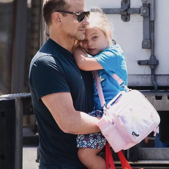 Не угодил: Брэдли Купер сделал 4-летней дочери Лее подарок на Рождество, но он ей не понравился 🎁🤷🏻‍♀️⠀Актер рассказала, о сюрпризе для их с Ириной Шейк дочери и почему презент не понравился разочаровал малышку. Читайте по ссылке в описании👉🏻 @hello__ru #hello_ru #hello_russia