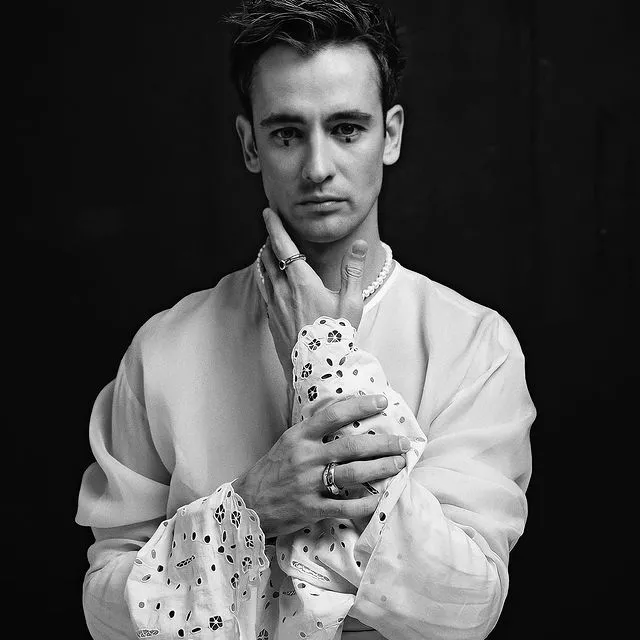 В конце прошлого года Риналь Мухаметов выпустил дебютный альбом «Силуэт» под псевдонимом RINAL 💫О желании стать рок-звездой, эпатаже и случайностях, которые неслучайны — в интервью HELLO.RU. Читайте по ссылке в описании👉🏻 @hello__ru #hello_ru #hello_russia @rinal_mukhametov