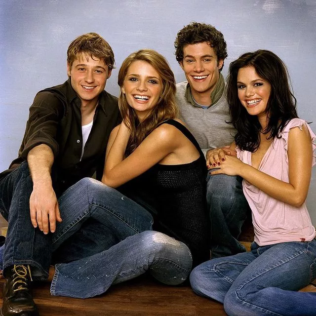 «Одинокие сердца» 19 лет спустя: как сложилась судьба героев популярного сериала 🎬Сериал о жизни в престижном округе Оранж в Калифорнии привлек к экранам миллионы людей. После его выхода Миша Бартон, Адам Броди, Рэйчел Билсон и Бен МакКензи проснулись знаменитыми на весь мир. Как сложилась их жизнь, рассказываем по ссылке в описании👉🏻 @hello__ru #hello_ru #hello_russia