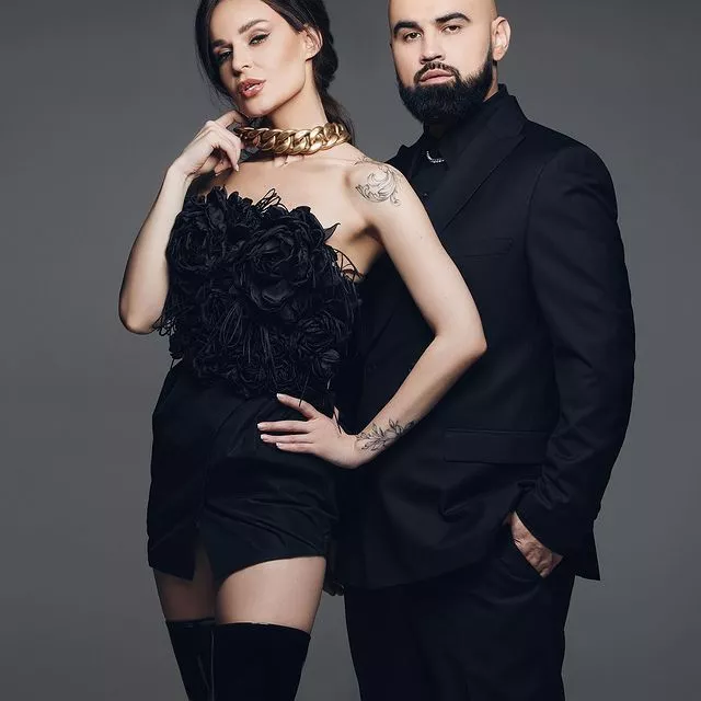 Сегодня ночью Artik&Asti представили новую песню «Гармония», женскую партию в которой исполнила уже не Анна Дзюба 💫Что мы знаем о новой солистке: читайте по ссылке в описании👉🏻 @hello__ru #hello_ru #hello_russia