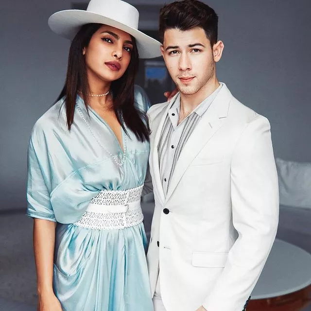 У Приянки Чопры и Ника Джонаса родилась дочка 👼🏻Счастливые родители поделились радостной новостью минувшим вечером, не вдаваясь в подробности. Пол малыша и дата рождения остались неназванными. Их сегодня рассекретили инсайдеры Daily Mail. Делимся первыми подробностями рождения первенца Приянки и Ника по ссылке в описании👉🏻@hello__ru #hello_ru #hello_russia