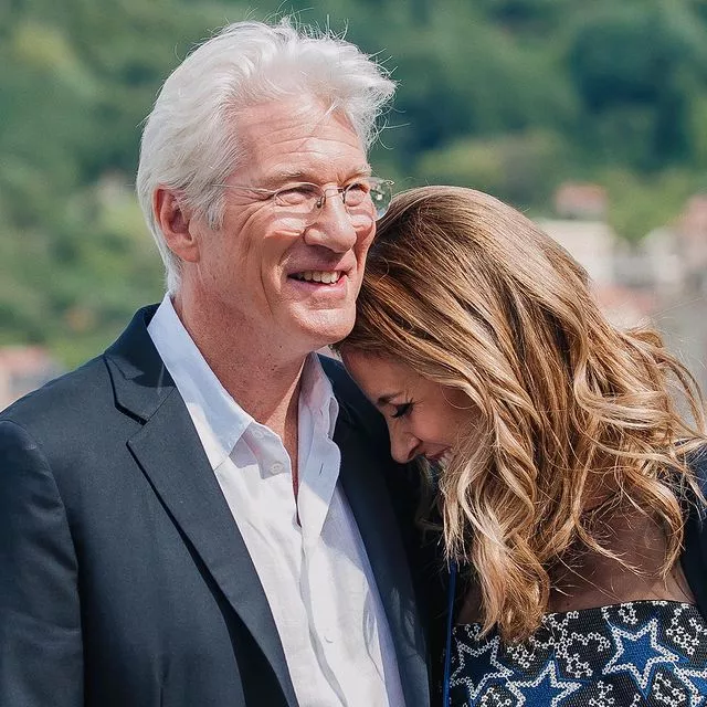 В гостях у Ричарда Гира: актер выставил на продажу свою роскошную резиденцию Паунд-Ридж, в которой прожил более 20 лет 🏠Что ждет будущего владельца — смотрите по ссылке в описании👉🏻 @hello__ru #hello_ru #hello_russia