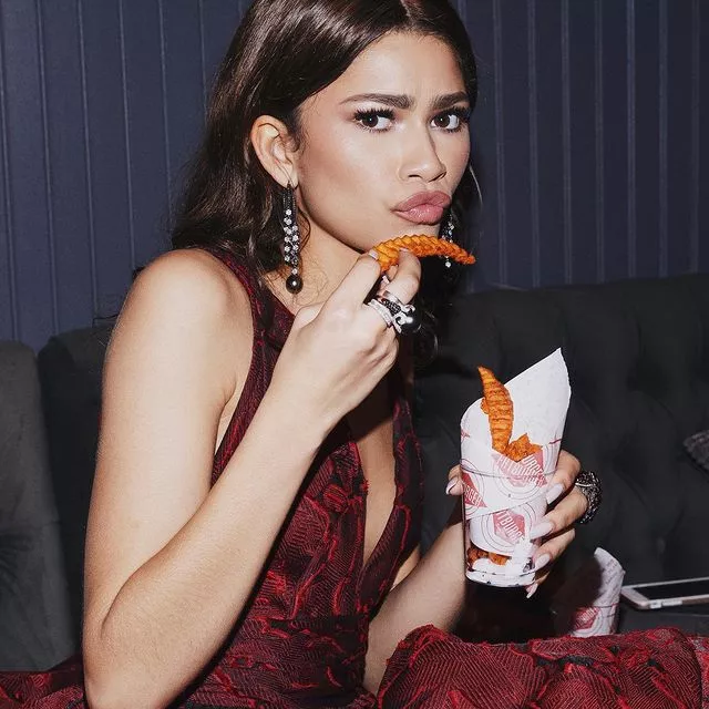 Что мы будем есть в 2022 году: 7 фуд-трендов — от протеина из насекомых до мяса «из пробирки» 😋⠀О самых ярких нововведениях в мировой гастроиндустрии читайте по ссылке в профиле👉🏻 @hello__ru #hello_ru #hello_russia