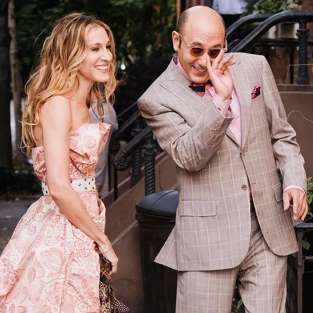 Создатель «Секса в большом городе» Майкл Патрик Кинг рассказал, какой изначально была «судьба» Стэнфорда Блэтча в продолжении культового сериала 💔⠀Друг Кэрри должен был появиться в каждой серии, но сценарий пришлось переписать в связи неожиданной кончиной Уилли Гарсона. Читайте по ссылке в описании👉🏻 @hello__ru #hello_ru #hello_russia