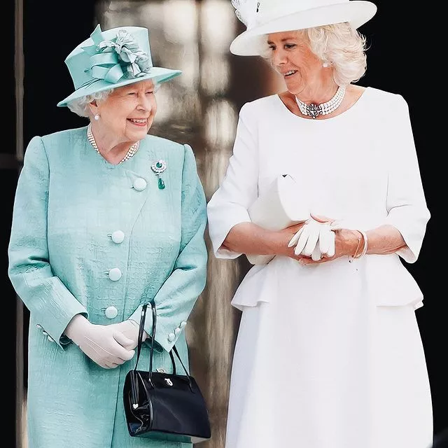 Супруга принца Чарльза Камилла станет королевой! Елизавета II заявила, что «искренне желает», чтобы ее невестка была полностью признана, когда Чарльз станет ее преемником 👑⠀Неожиданное заявление заявление Ее Величества читайте по ссылке в описании👉🏻 @hello__ru #hello_ru #hello_russia