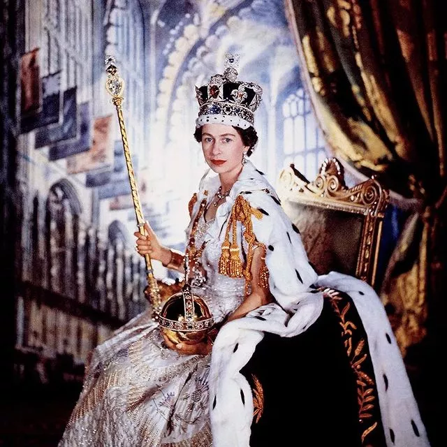 6 февраля Елизавета II отпраздновала платиновый юбилей — 70 лет правления 👑По этому случаю собрали 70 интересных, смешных и неожиданных фактов о Ее Величестве. Читайте по ссылке в описании👉🏻 @hello__ru #hello_ru #hello_russia📷: Cecil Beaton/ Chris Jackson