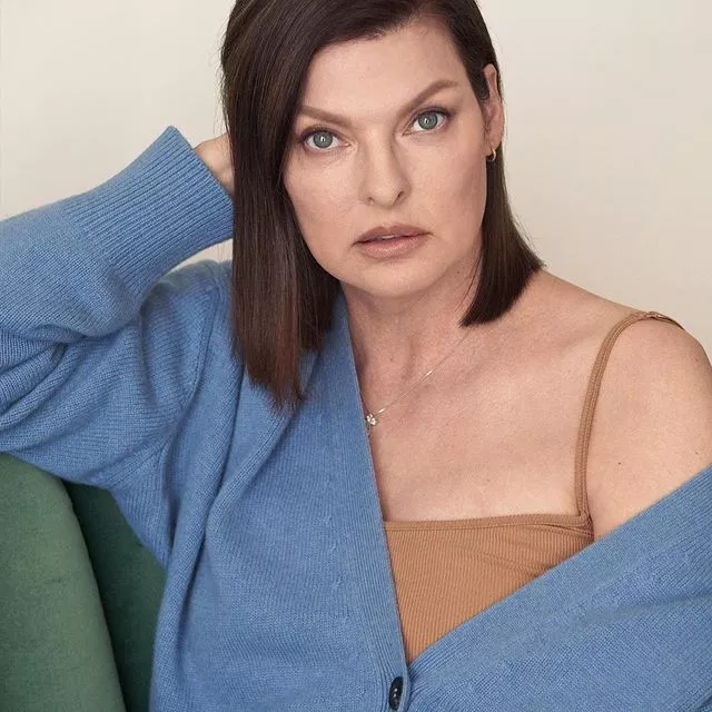 Линда Евангелиста впервые за пять лет затворничества появилась на обложке журнала. Все это время топ-модель 90-х скрывалась из-за неудачной бьюти-операции, изменившей ее тело и лицо.⠀В интервью Линда рассказала, из-за чего жила затворницей столько лет и через какие испытания и откровенные мучения ей пришлось пройти. Читайте по ссылке в описании👉🏻 @hello__ru #hello_ru #hello_russia