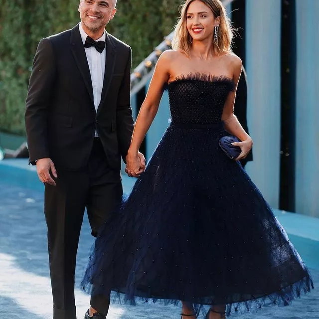 Джессика Альба в платье Carolina Herrera С мужем Кэшем Уорреном 💙Собрали всю романтику с красной дорожки минувшего вечера в нашей галерее — по ссылке в описании 👉🏻 @hello__ru #hello_ru #hello_russia