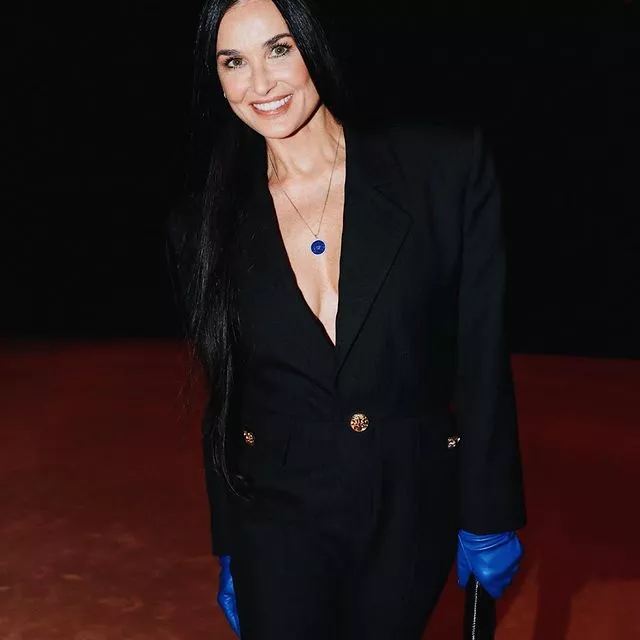 59-летняя Деми Мур снова не одинока. У актрисы роман с известным ресторатором, который моложе ее на 13 лет 💕Больше подробностей по ссылке в описании 👉🏻@hello__ru #hello_ru #hello_russia📷: Aitor Rosas Sune/WWD