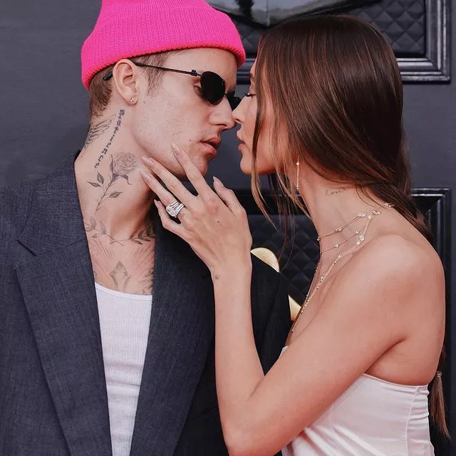 Джастин и Хейли Бибер на красной дорожке 64-ой ежегодной церемонии «Гремми-2022», которая прошла минувшей ночью в Лас-Вегасе 💗Самые яркие пары премии смотрите в нашей галерее — ссылка в описании👉🏻 @hello__ru #hello_ru #hello_russia