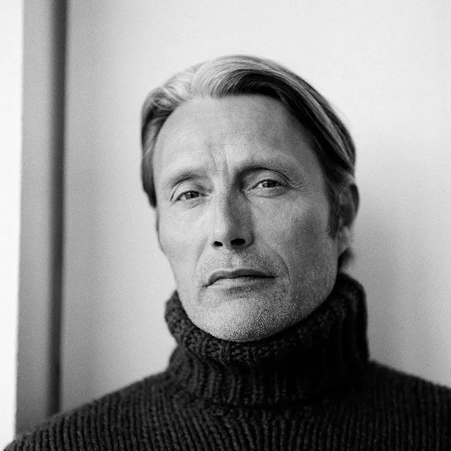 Новый исполнитель роли Грин-де-Вальда Мадс Миккельсен дал большое интервью изданию GQ Hype, в котором рассказал о скандале вокруг Джоан Роулинг и замене Джонни Деппа в «Фантастических тварях»✨Самые яркие цитаты из интервью читайте по ссылке в описании👉🏻 @hello__ru #hello_ru #hello_russia