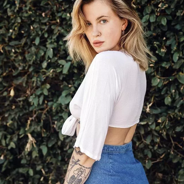 «Алкоголизм и наркомания – проблема нашей семьи»: дочь Алека Болдуина и Ким Бейсингер Айрленд откровенно рассказала о борьбе с алкоголизмом и наркоманией. Читайте по ссылке в описании👉🏻 @hello__ru #hello_ru #hello_russia