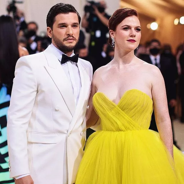 «Я не обязана за ним следить»: Роуз Лесли о зависимостях супруга Кита Харингтона. В новом интервью актриса рассказала о борьбе Кита с алкоголизмом после окончания съемок в «Игре престолов». Читайте по ссылке в описании👉🏻@hello__ru #hello_ru #hello_russia