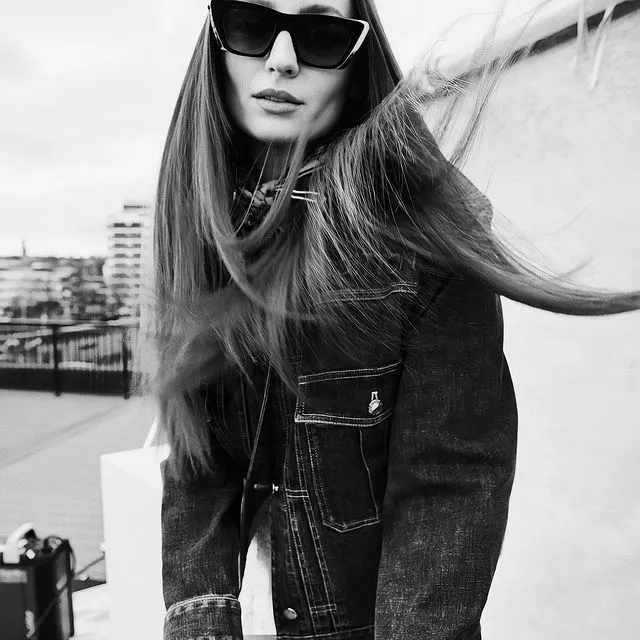 Софи Тернер снялась для нового номера британского Elle и дала большое интервью, в котором рассказала о своих отношениях с Джо Джонасом и о том, как справляется с давлением прессы. Самые интересные цитаты из интервью читайте по ссылке в описании👉🏻 @hello__ru #hello_ru #hello_russia