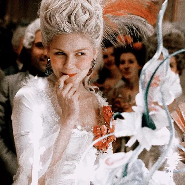 Романтика не мертва — она в ренессансе и активно проникает в нашу жизнь из сериалов и кино, с цветочными принтами и весенней пастелью. Рассказываем, как романтичные образы из «Бриджертонов», «Эммы» и «Чужестранки»переносятся с экранов на подиум и становятся новыми трендами. Читайте по ссылке в описании👉🏻 @hello__ru #hello_ru #hello_russia