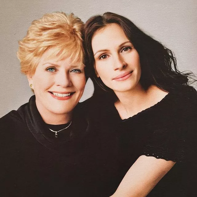 В воскресенье, 8 мая, в мире отметили День матери. В этот праздник звёзды признавались в любви своим мамам и делились тёплыми семейными фотографиями 🤍Самые яркие и трогательные снимки звездных мам и их детей – маленьких и уже взрослых – по ссылке в описании👉🏻 @hello__ru #hello_ru #hello_russia