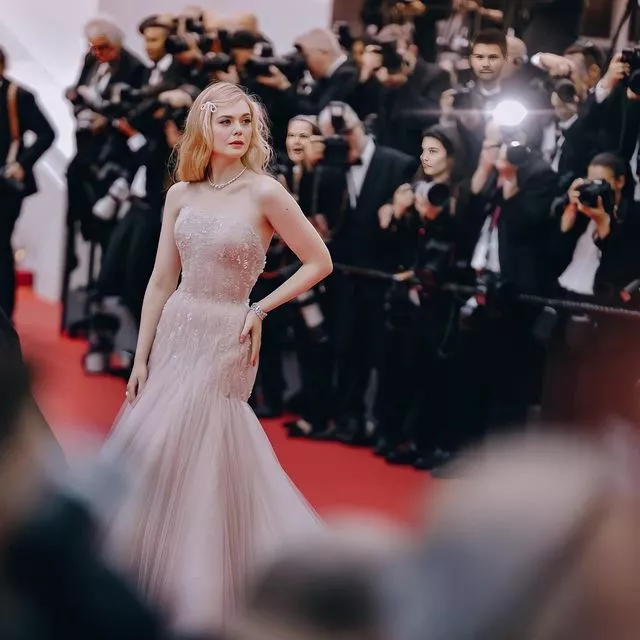 Вчера в Каннах главной вечерней премьерой стал закрытый показ приключенческого боевика «Топ Ган: Мэверик». ⠀Больше звездный гостей и подробностей о том, как прошел второй день киносмотра — по ссылке в описании профиля👉🏻 @hello__ru #hello_ru #hello_russia