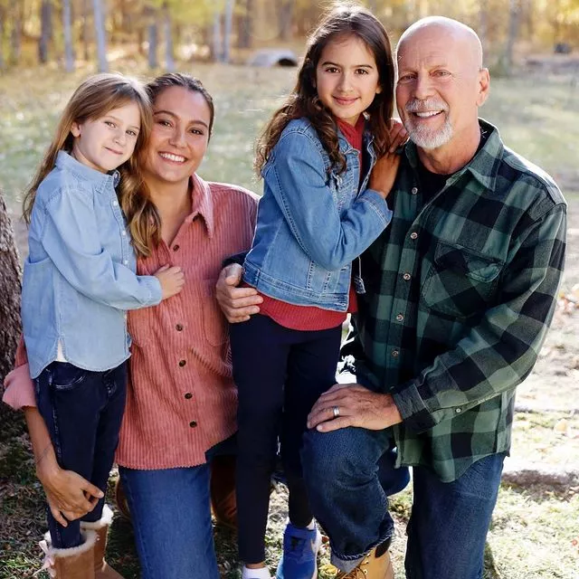 «Ставлю потребности своей семьи выше собственных»: жена Брюса Уиллиса Эмма призналась, что проблемы в семье сказались на ее здоровье. 43-летняя супруга актера, которому недавно диагностировали афазию, дала интервью изданию The Bump. Читайте по ссылке в описании👉🏻 @hello__ru #hello_ru #hello_russia